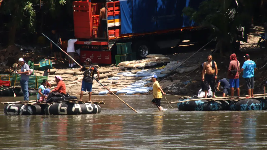Personas cruzan en pequeñas embarcaciones el río Suchiate este lunes, en Tapachula (México). ,Foto EFE