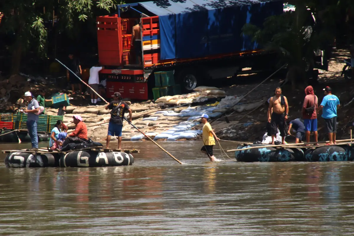 Personas cruzan en pequeñas embarcaciones el río Suchiate este lunes, en Tapachula (México)., Foto EFE
