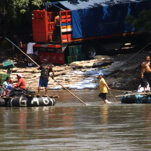 Personas cruzan en pequeñas embarcaciones el río Suchiate este lunes, en Tapachula (México). ,Foto EFE