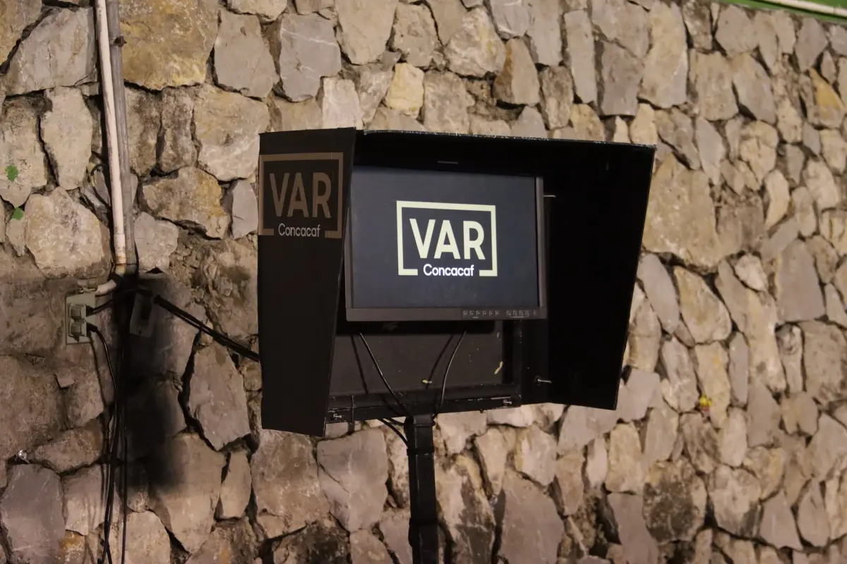 Pantalla del VAR en el Estadio Cementos Progreso durante la Copa Centroamericana - Alex Meoño