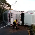 La unidad de transporte quedó volcada sobre la cinta asfáltica de la ruta a El Salvador. ,Bomberos Voluntarios.