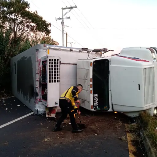 La unidad de transporte quedó volcada sobre la cinta asfáltica de la ruta a El Salvador. ,Bomberos Voluntarios.
