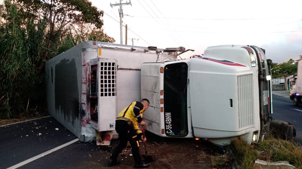 Camión queda volcado por accidente en la curva del Chilero | Bomberos Voluntarios