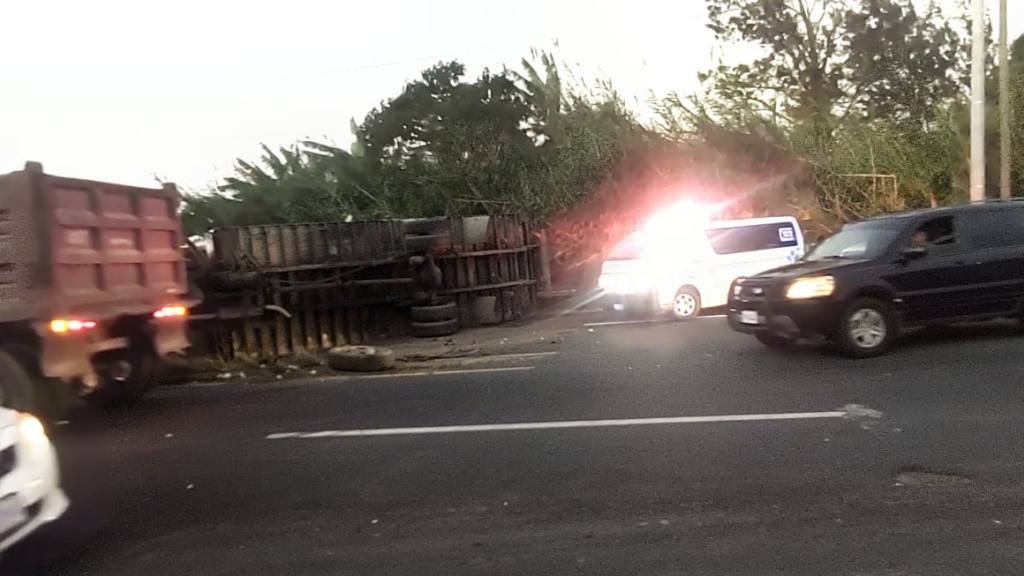 Camión queda volcado por accidente en la curva del Chilero | Bomberos Voluntarios