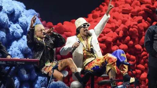 CA7RIEL & Paco Amoroso ,Redes sociales.