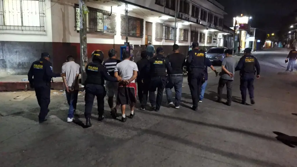 Los siete detenidos fueron llevados a la sede policial de Escuintla, para los trámites de ley. ,PNC de Guatemala.