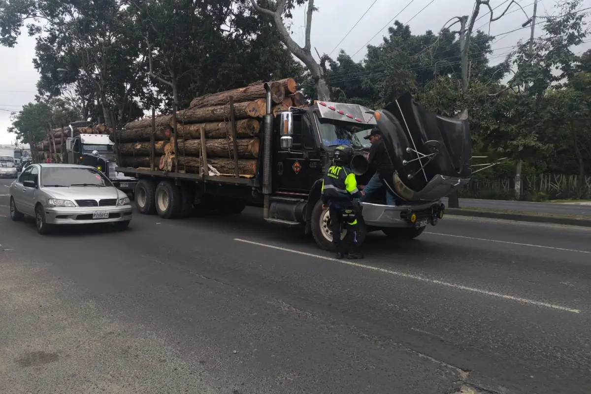 Las autoridades dieron asistencia a los choferes afectados y solicitaron el traslado de los vehiculos., PMT de Guatemala.