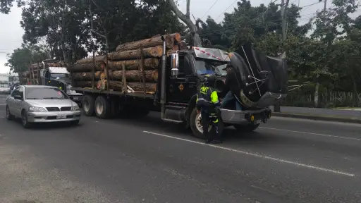 Las autoridades dieron asistencia a los choferes afectados y solicitaron el traslado de los vehiculos. ,PMT de Guatemala.