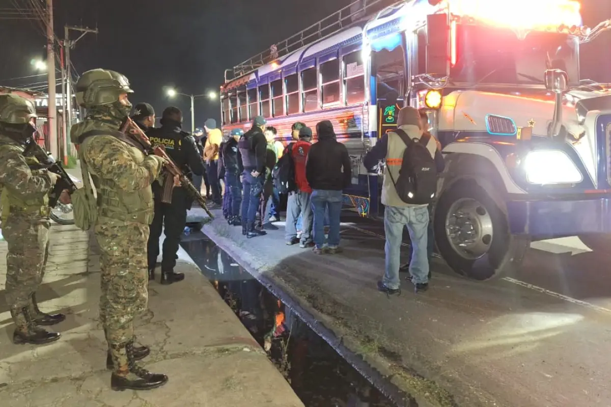 Policías y soldados participaron en el operativo conjunto para evitar hechos de violencia en el transporte de pasajeros., PNC de Guatemala.