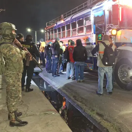 Policías y soldados participaron en el operativo conjunto para evitar hechos de violencia en el transporte de pasajeros. ,PNC de Guatemala.