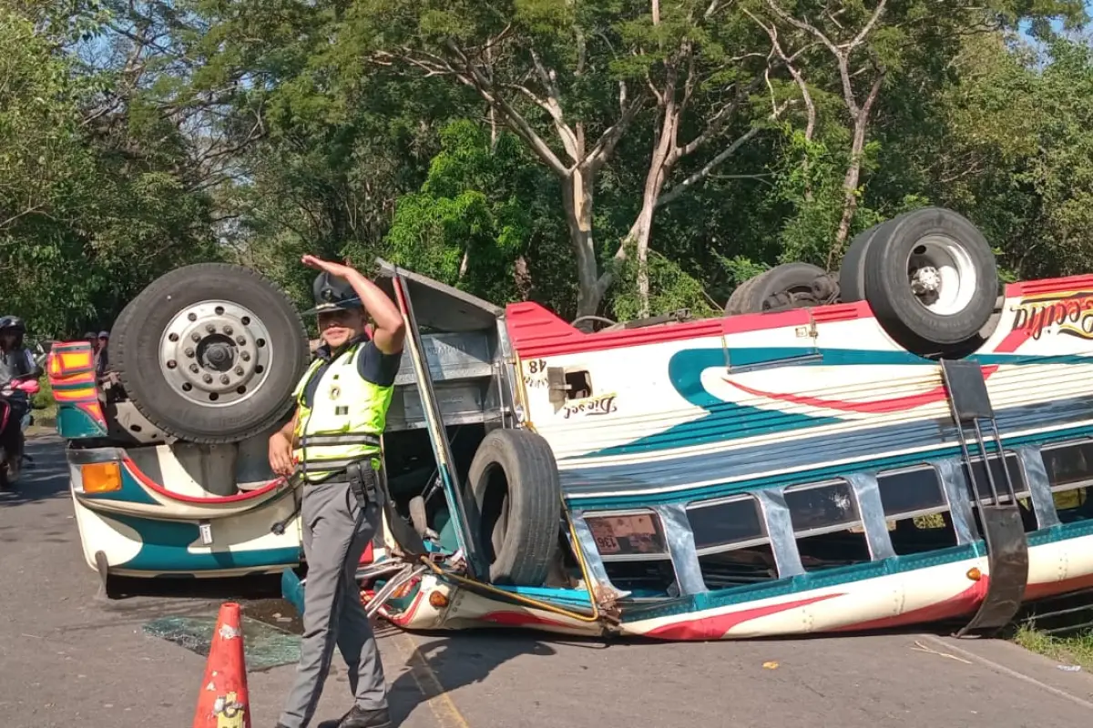 Testigos narraron que la unidad quedó con la parte frontal destruida., PROVIAL.