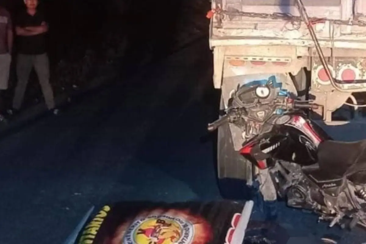 El conductor de una motocicleta chocó contra un vehículo del transporte pesado. , Foto Bomberos Voluntarios