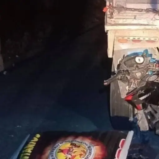 El conductor de una motocicleta chocó contra un vehículo del transporte pesado.  ,Foto Bomberos Voluntarios