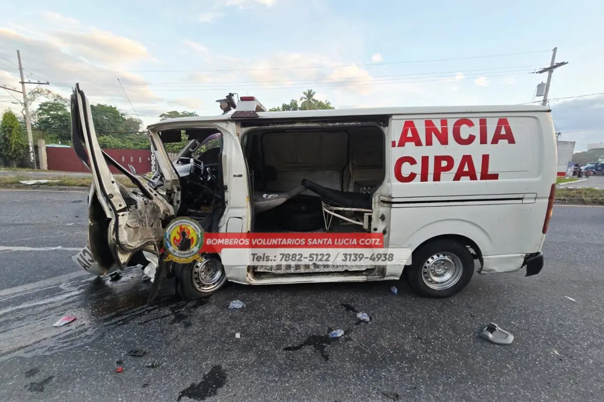 El piloto de la ambulancia fue el más afectado por la colisión., Foto Bomberos Voluntarios