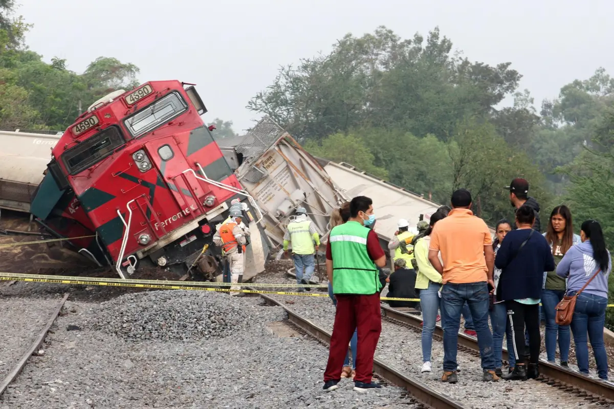 Fotografía de un tren de carga que ha descarrilado, Imagen de archivo
