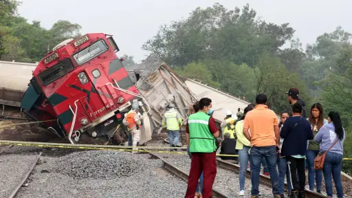 Fotografía de un tren de carga que ha descarrilado , Imagen de archivo