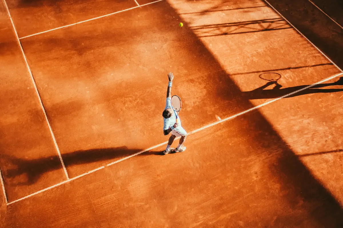 Imagen ilustrativa de un jugador practicando tenis - Unsplash