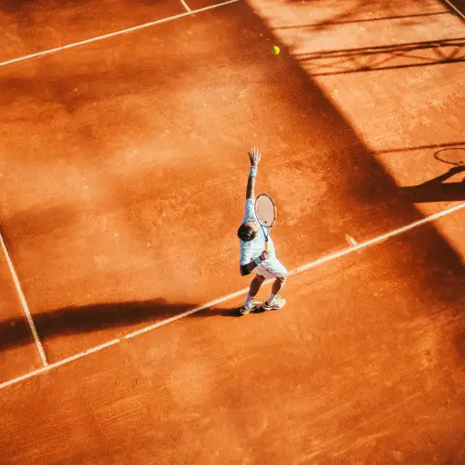 Imagen ilustrativa de un jugador practicando tenis - Unsplash