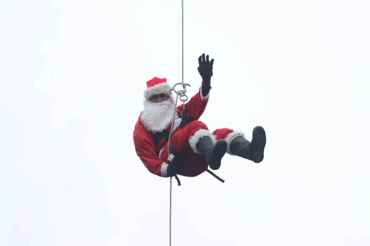 Con alegría y felicidad observaron el emotivo descenso de Santa Claus desde el puente Las Vacas. , Foto Alex Meoño