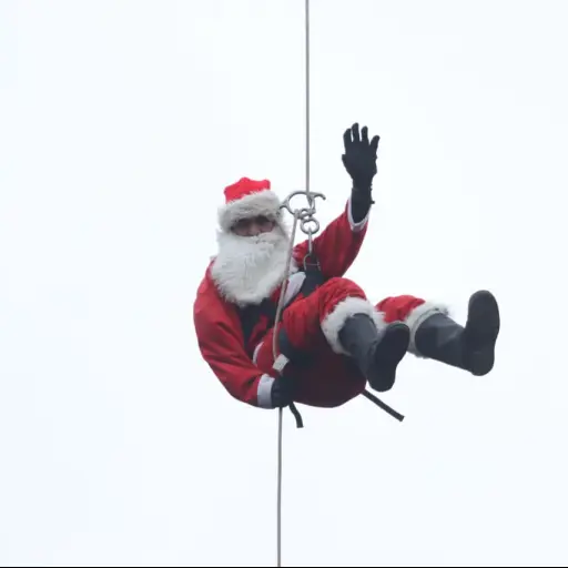 Con alegría y felicidad observaron el emotivo descenso de Santa Claus desde el puente Las Vacas.  ,Foto Alex Meoño