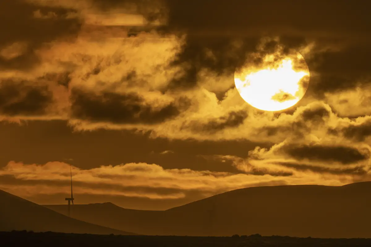 Imagen del atardecer visto hoy domingo desde la localidad de Tuineje, Fuerteventura, marcando el solsticio de invierno., Foto EFE