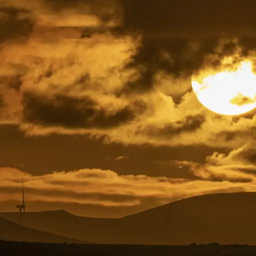 Imagen del atardecer visto hoy domingo desde la localidad de Tuineje, Fuerteventura, marcando el solsticio de invierno. ,Foto EFE