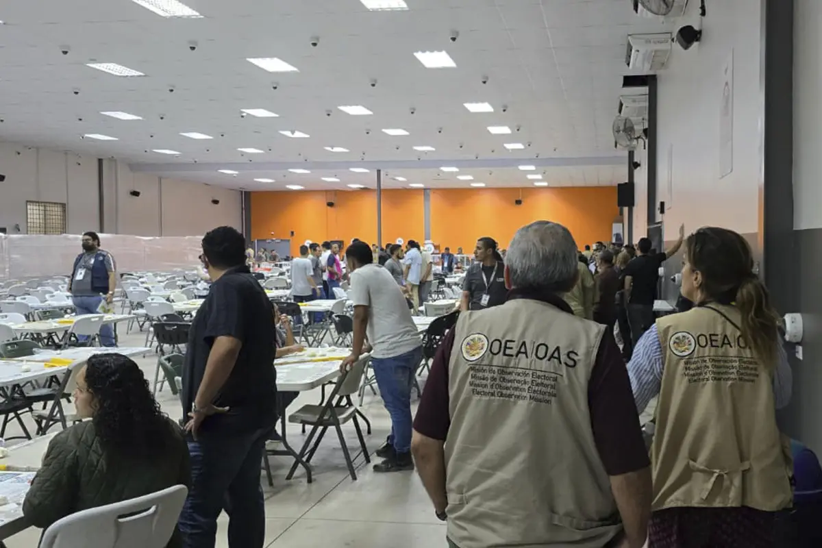 Fotografía cedida por el Consejo Nacional Electoral (CNE) que muestra a personas durante el escrutinio especial en Honduras, EFE/ Consejo Nacional Electoral