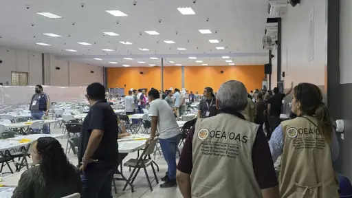 Fotografía cedida por el Consejo Nacional Electoral (CNE) que muestra a personas durante el escrutinio especial en Honduras , EFE/ Consejo Nacional Electoral