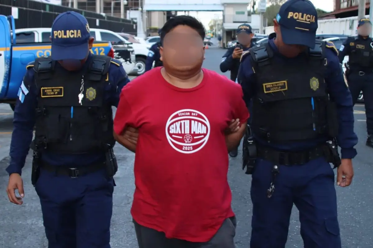 El hombre detenido fue trasladado a la Torre de Tribunales para resolver su situación legal., PNC de Guatemala.