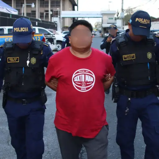 El hombre detenido fue trasladado a la Torre de Tribunales para resolver su situación legal. ,PNC de Guatemala.