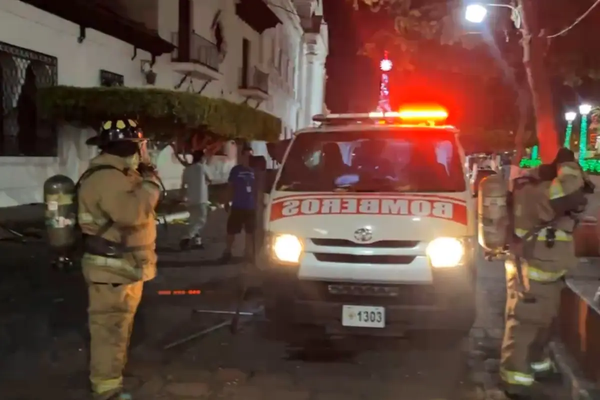 Bomberos Voluntarios acudieron a las oficinas de la CGC de Retalhuleu, para controlar las llamas de un incendio., Captura de pantalla. 
