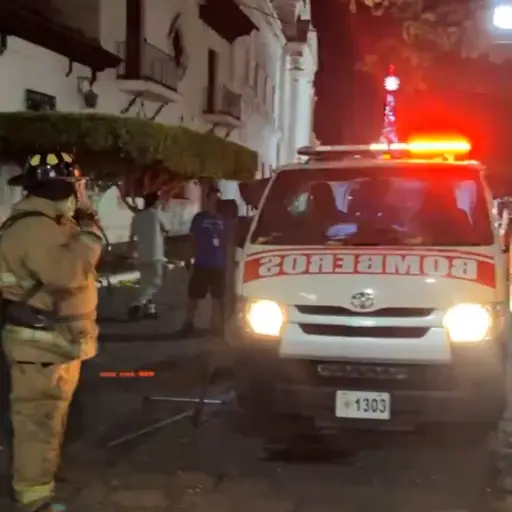 Bomberos Voluntarios acudieron a las oficinas de la CGC de Retalhuleu, para controlar las llamas de un incendio. ,Captura de pantalla. 