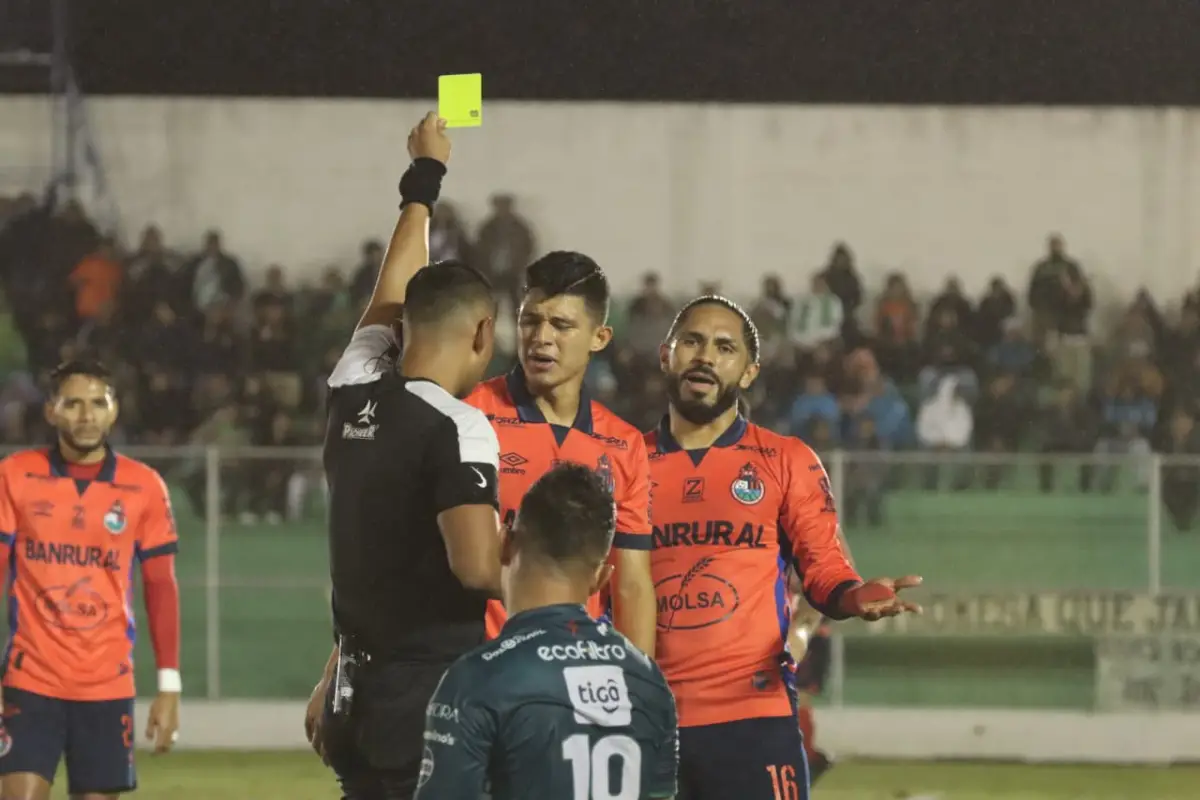 Steb Morales, árbitro de la final de ida del Apertura 2025 entre Antigua y Municipal - Alex Meoño