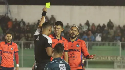 Steb Morales, árbitro de la final de ida del Apertura 2025 entre Antigua y Municipal - Alex Meoño