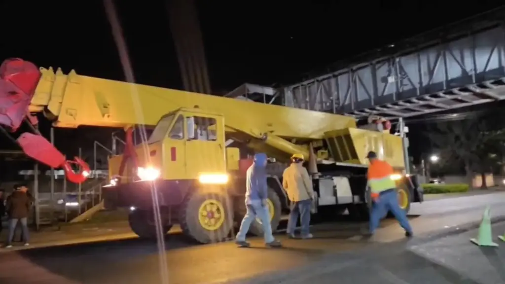 Durante la madrugada se realizó la instalación de la nueva pasarela. ,Captura de pantalla