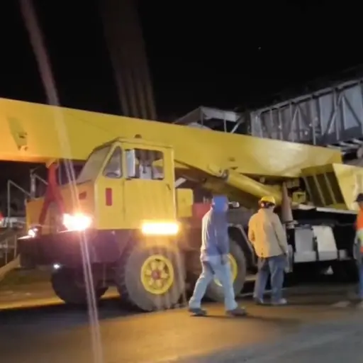 Durante la madrugada se realizó la instalación de la nueva pasarela. ,Captura de pantalla