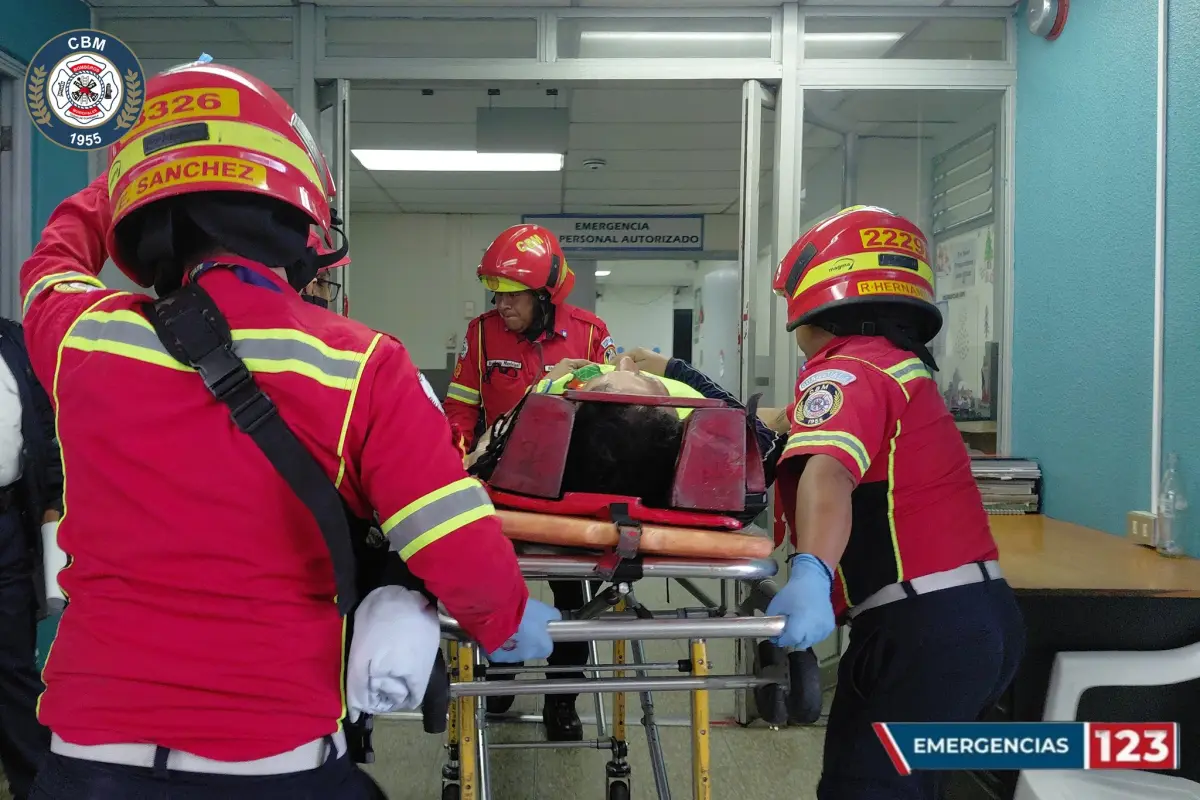 Bomberos trasladan al colaborador al Seguro Social., Foto Bomberos Municipales
