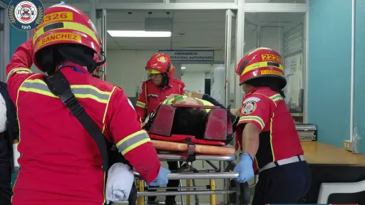 Bomberos trasladan al colaborador al Seguro Social. ,Foto Bomberos Municipales