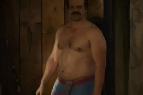 El sorprendente cambio físico de David Harbour en Stranger Things: cómo bajó más de 77 libras