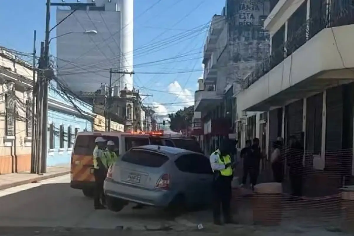 En la zona 1 se reportó una colisión entre dos vehículos., Foto PMT