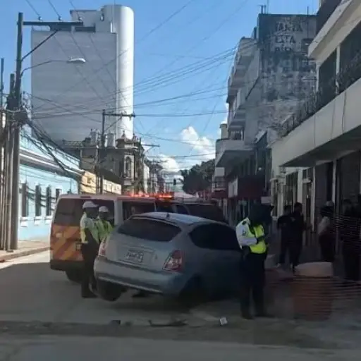 En la zona 1 se reportó una colisión entre dos vehículos. ,Foto PMT