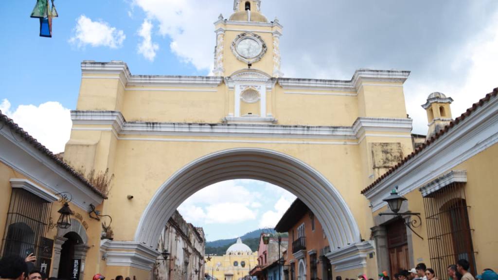 Apertura 2025: Caravana de Antigua G. F. C.  | Alex Meoño 