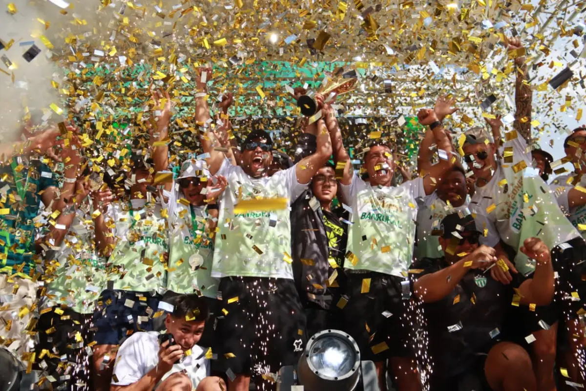 Antigua G. F. C. presenta a su afición la sexta copa de su historia 