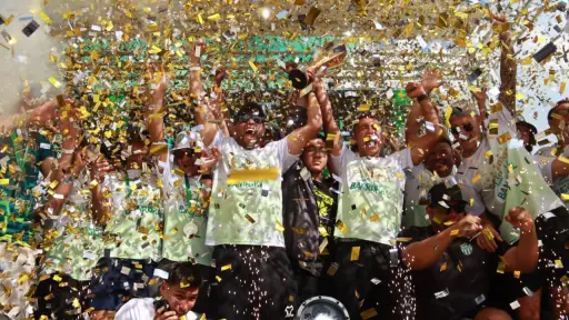 Antigua G. F. C. presenta a su afición la sexta copa de su historia 