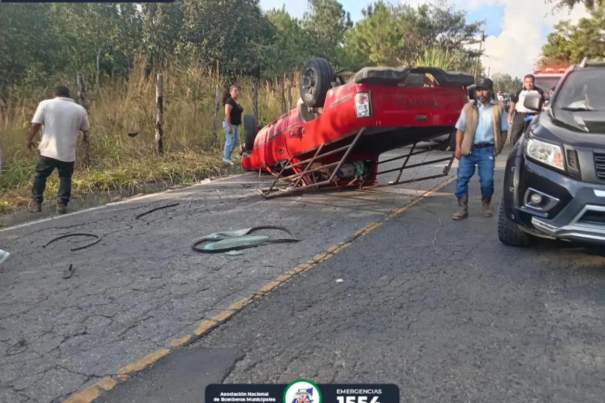 Un vehículo volcó en ruta de Santa Rosa de Lima al Tecolote., Foto Bomberos Municipales Departamentales