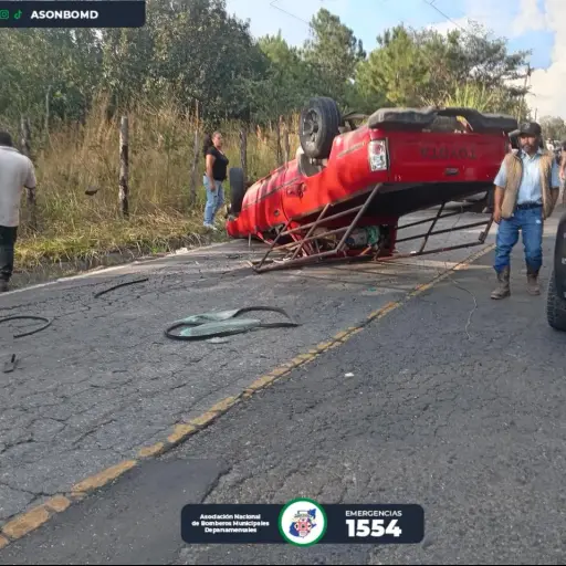 Un vehículo volcó en ruta de Santa Rosa de Lima al Tecolote. ,Foto Bomberos Municipales Departamentales