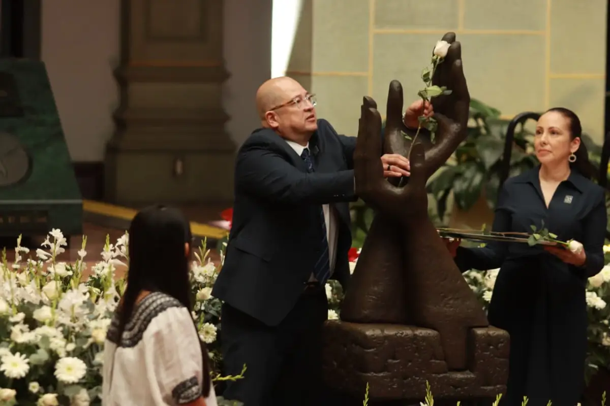Fredy Peccerelli, Director Ejecutivo de la FAFG realizó el cambio de la Rosa de la Paz., Foto Alex Meoño
