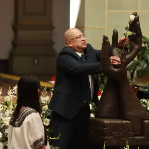 Fredy Peccerelli, Director Ejecutivo de la FAFG realizó el cambio de la Rosa de la Paz. ,Foto Alex Meoño