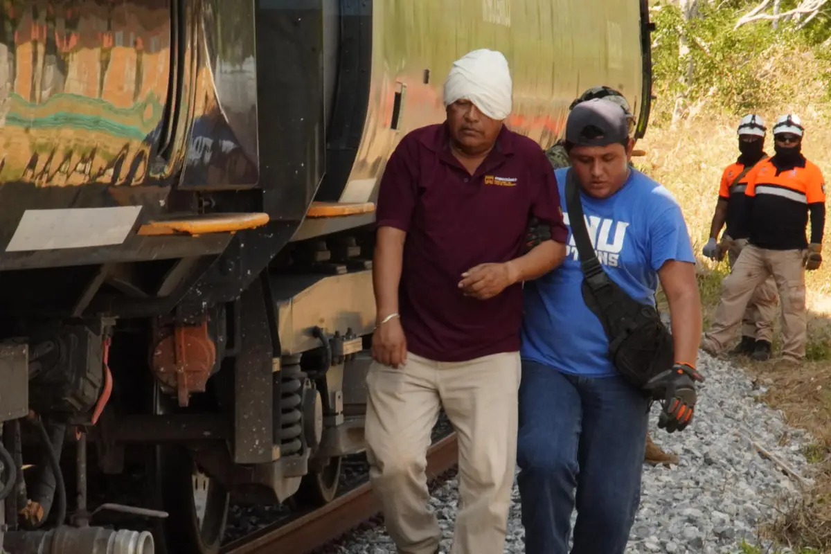Una persona herida es trasladada luego del descarrilamiento del tren Transístmico en el municipio de Asunción Ixtaltepec, en Oaxaca (México).,  EFE/ Luis Villalobos