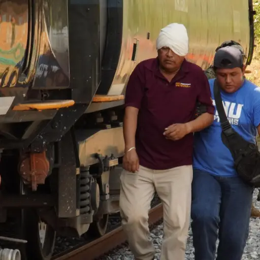 Una persona herida es trasladada luego del descarrilamiento del tren Transístmico en el municipio de Asunción Ixtaltepec, en Oaxaca (México). , EFE/ Luis Villalobos